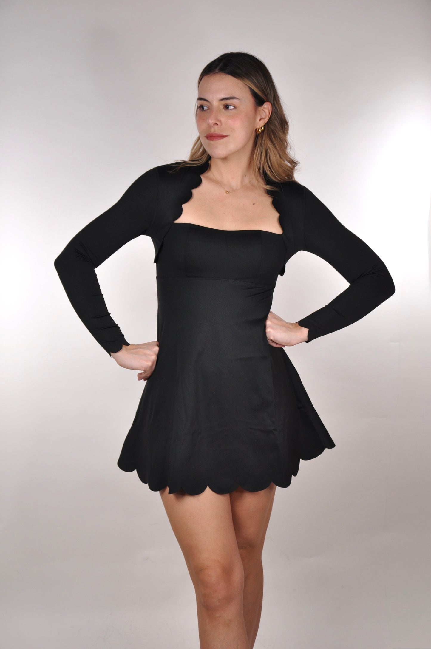 Vestido manga larga scalloped