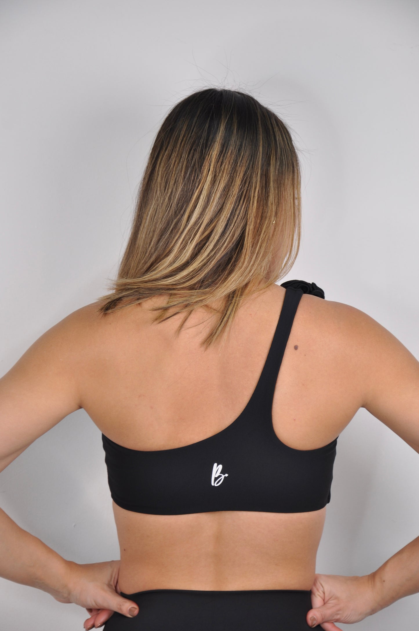 Sport bra de lado con flor