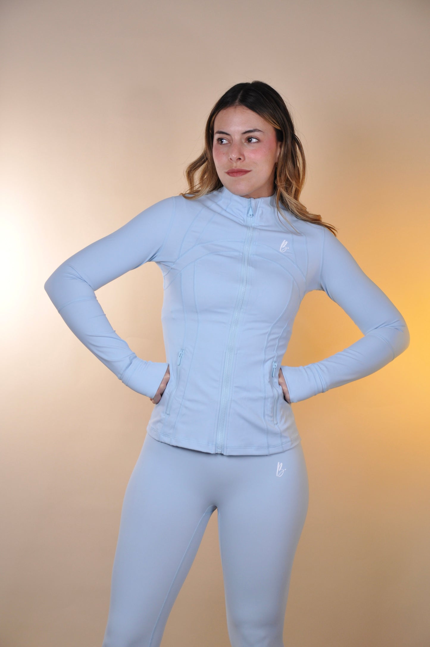 Conjunto define jacket y leggings