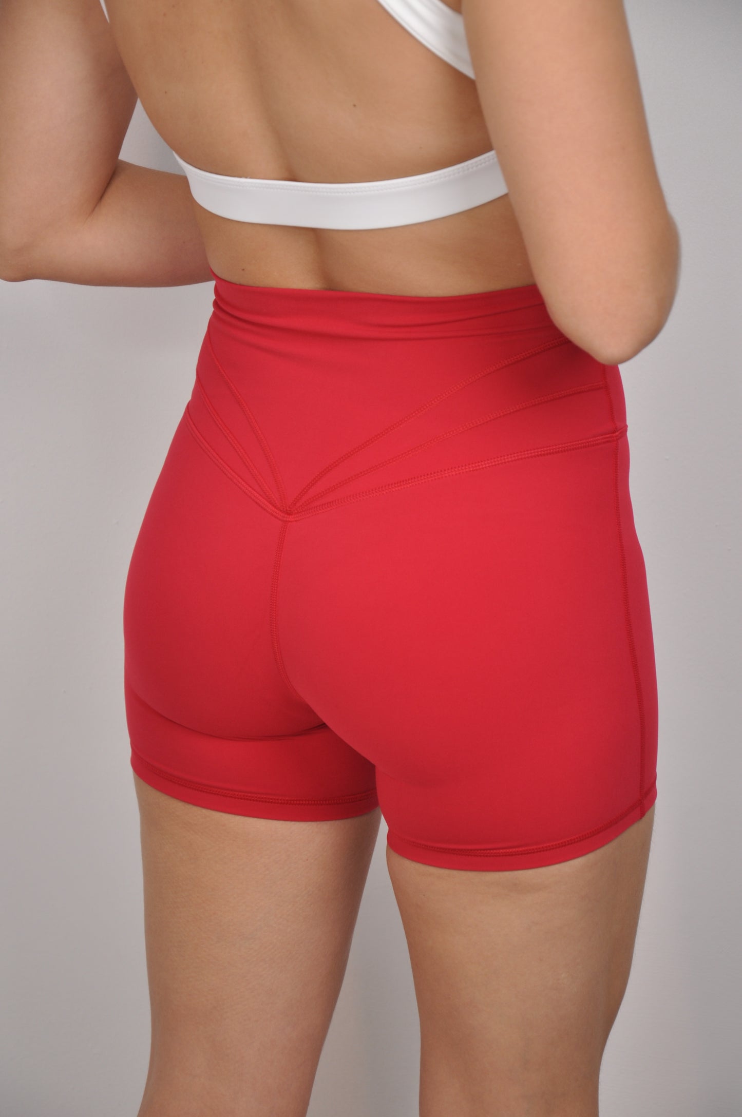 Shorts V cut con costura