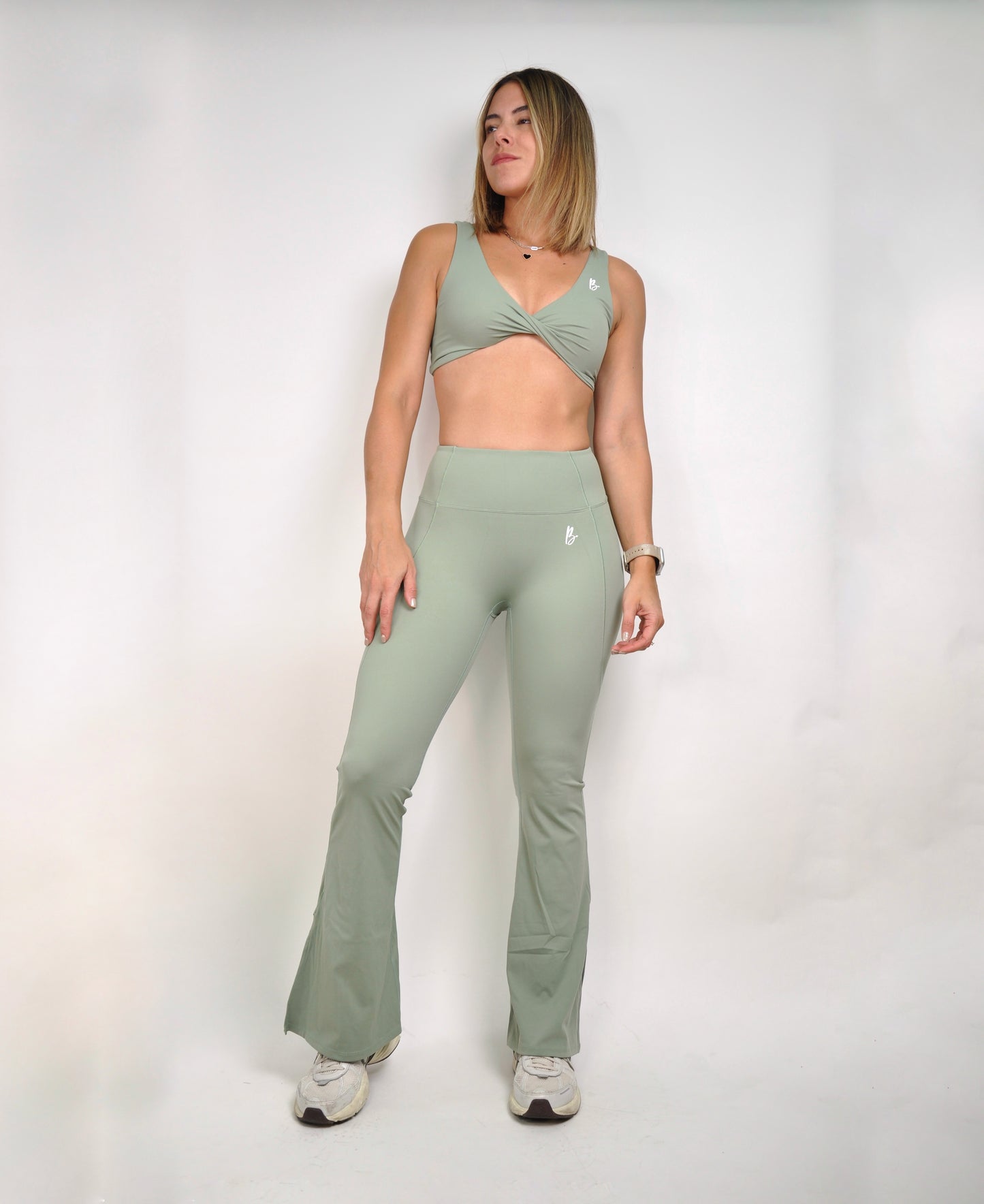 Conjunto twisted y flared pants abiertos