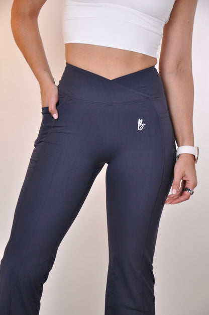 Flared pants V cut y ruched invisible con bolsillos