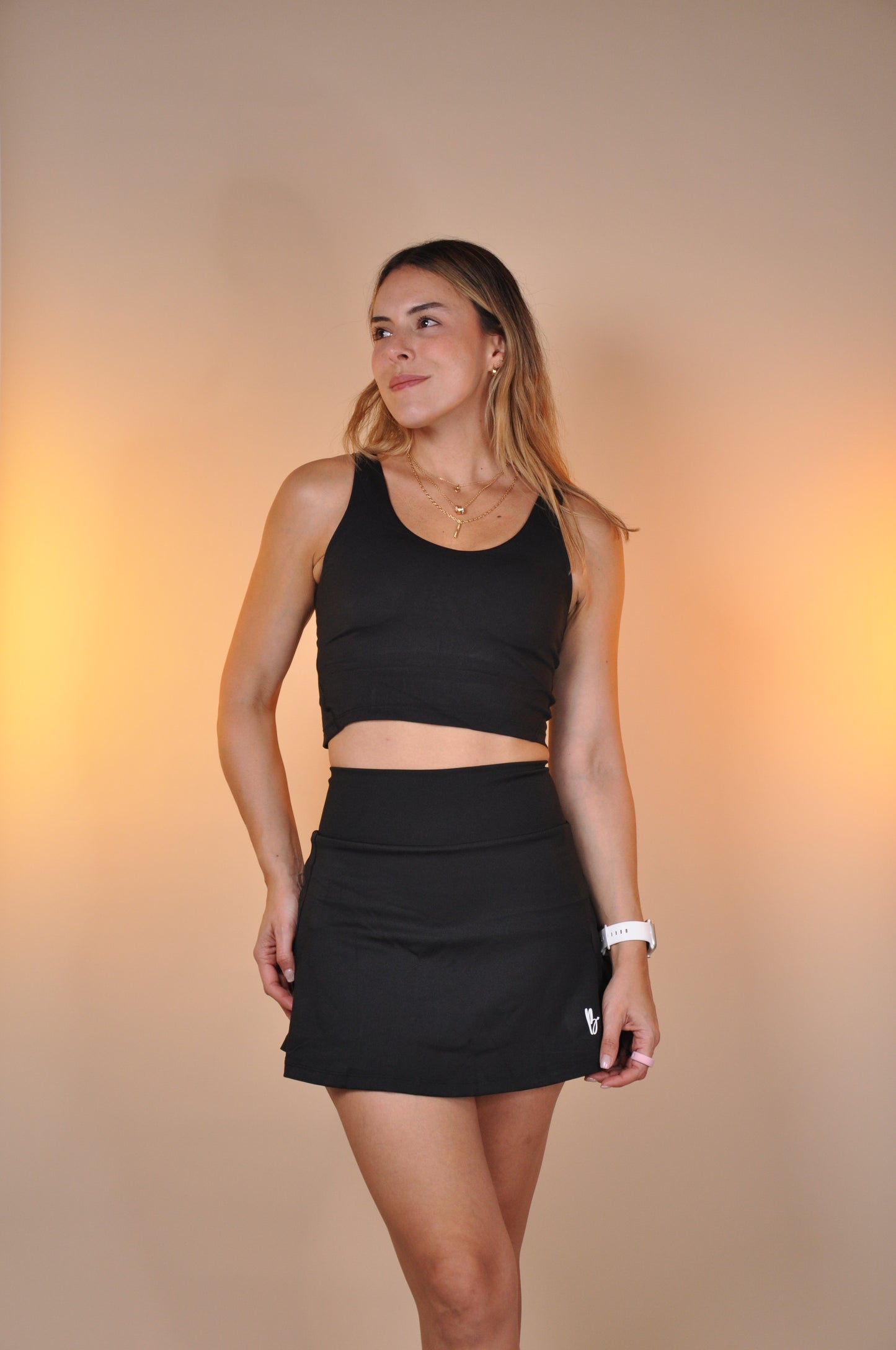 Conjunto curved y falda semi plisada