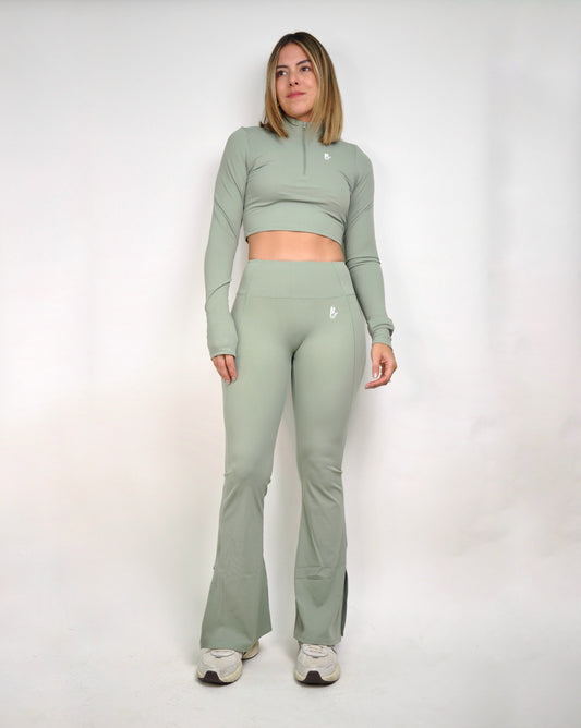 Conjunto manga larga cropped y flared pants