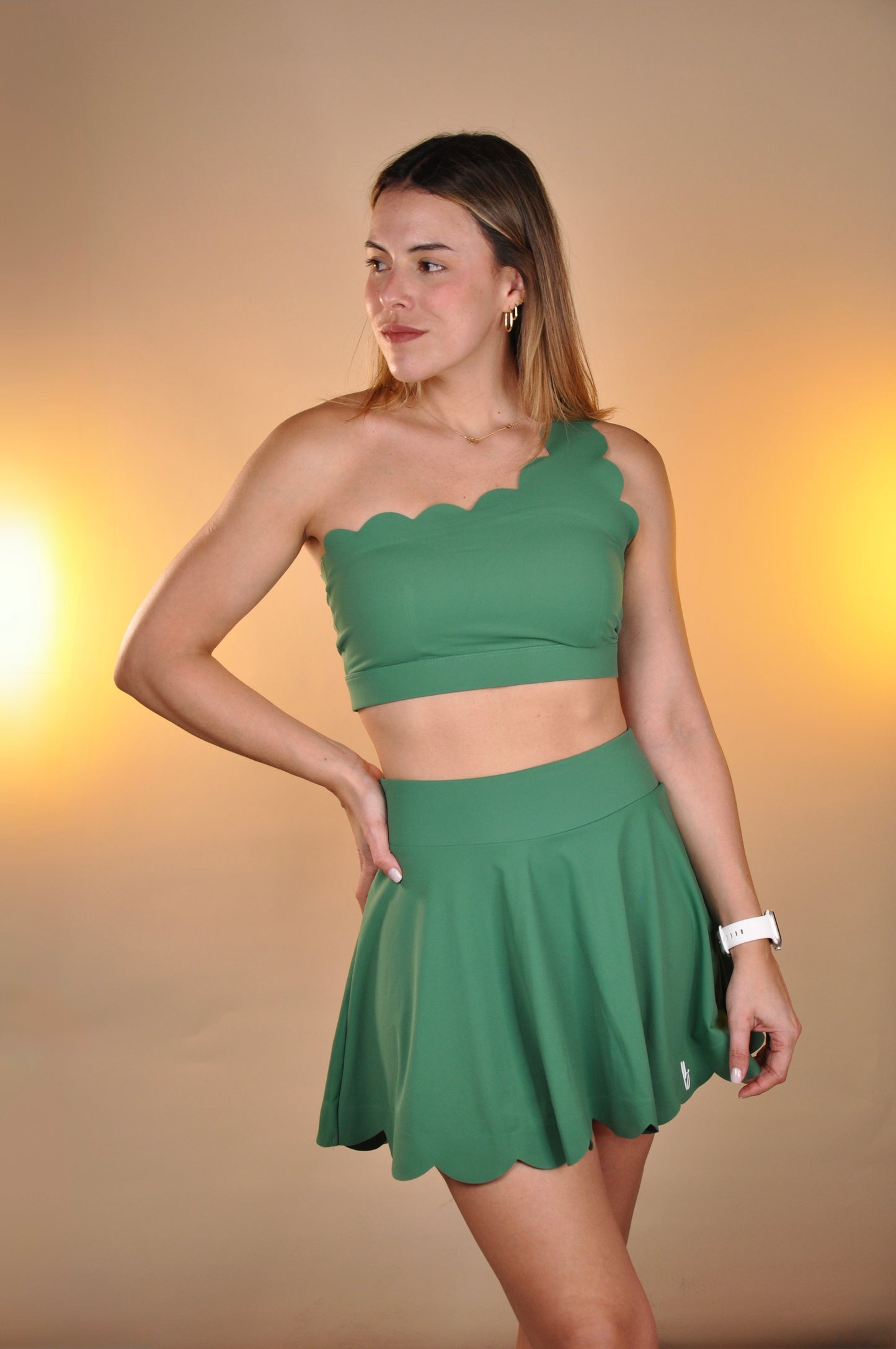 Conjunto top de lado scalloped y falda