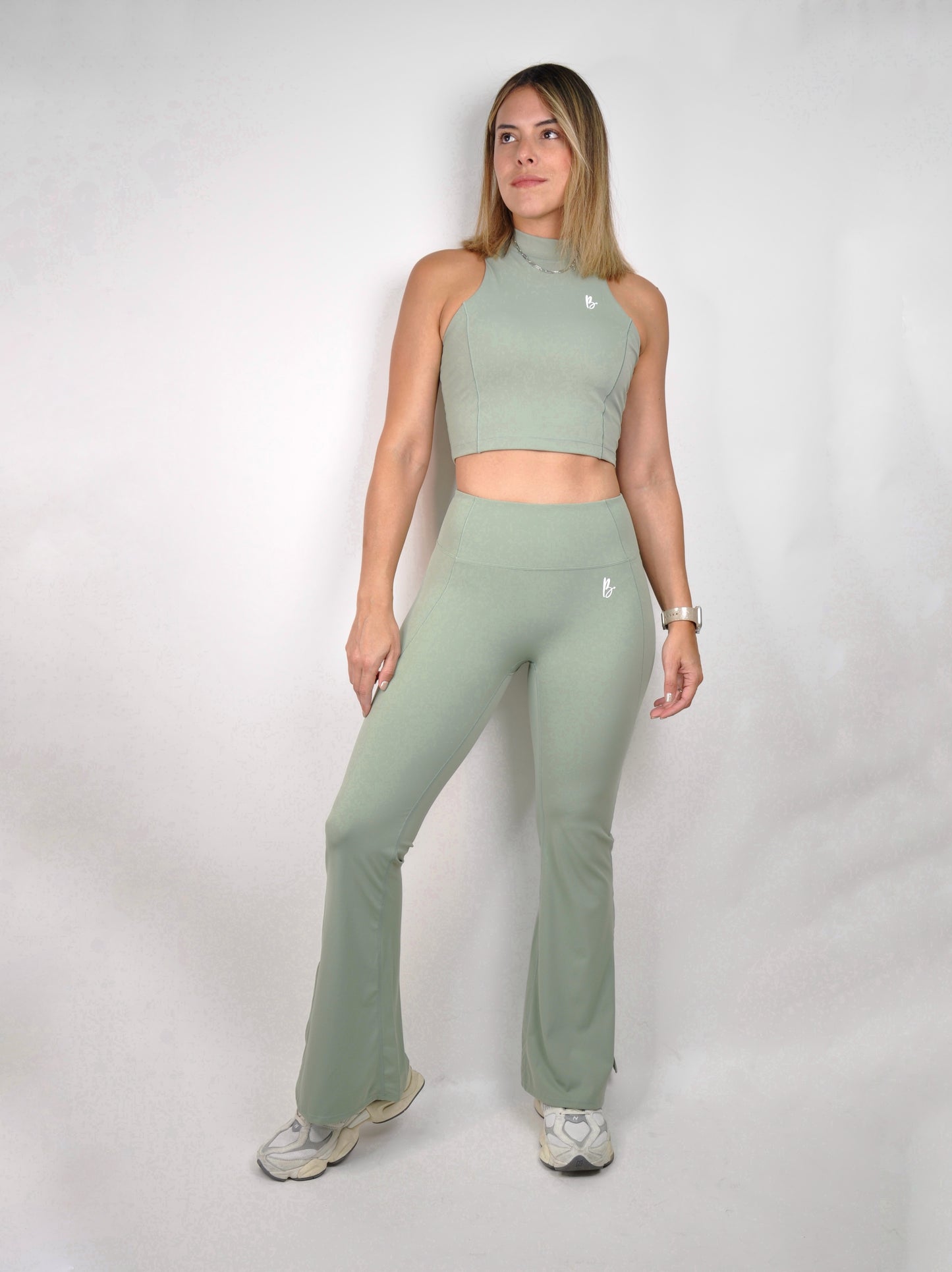 Conjunto halter y flared pants abiertos