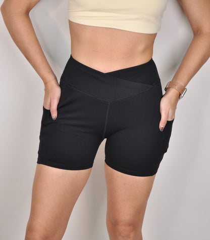 Shorts V cut con bolsillos