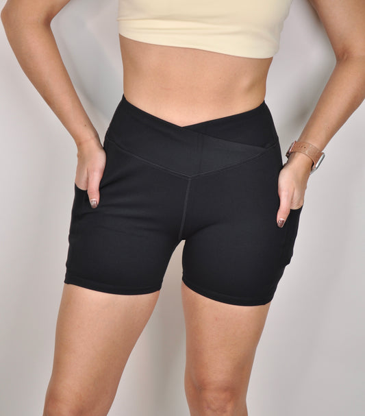 Shorts V cut con bolsillos