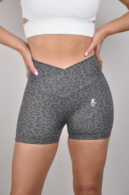 Shorts V cut leopardo