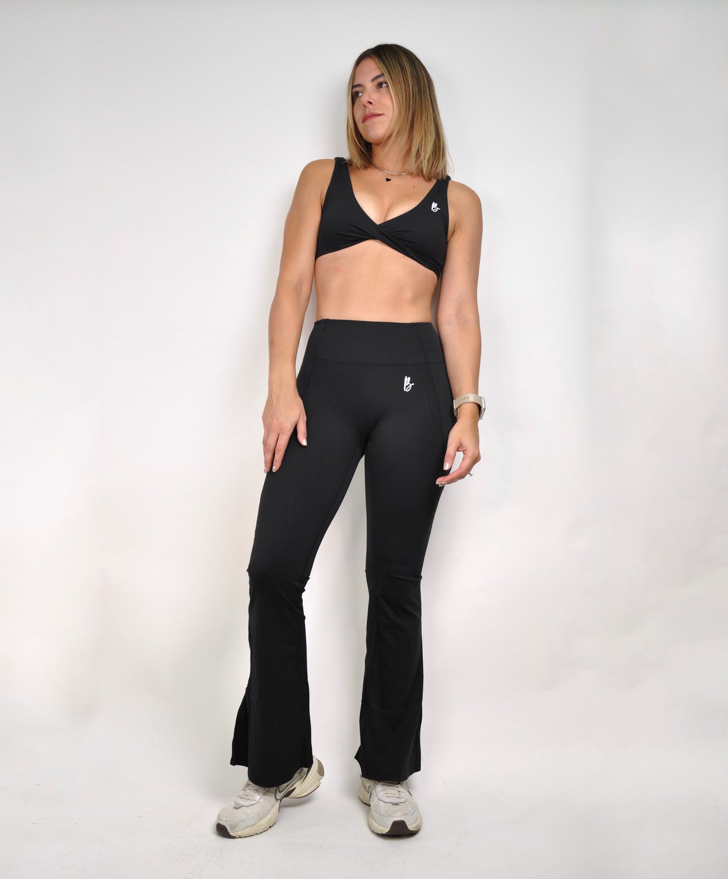 Conjunto twisted y flared pants abiertos